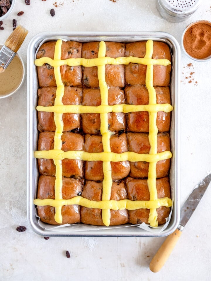 baked hot cross buns
