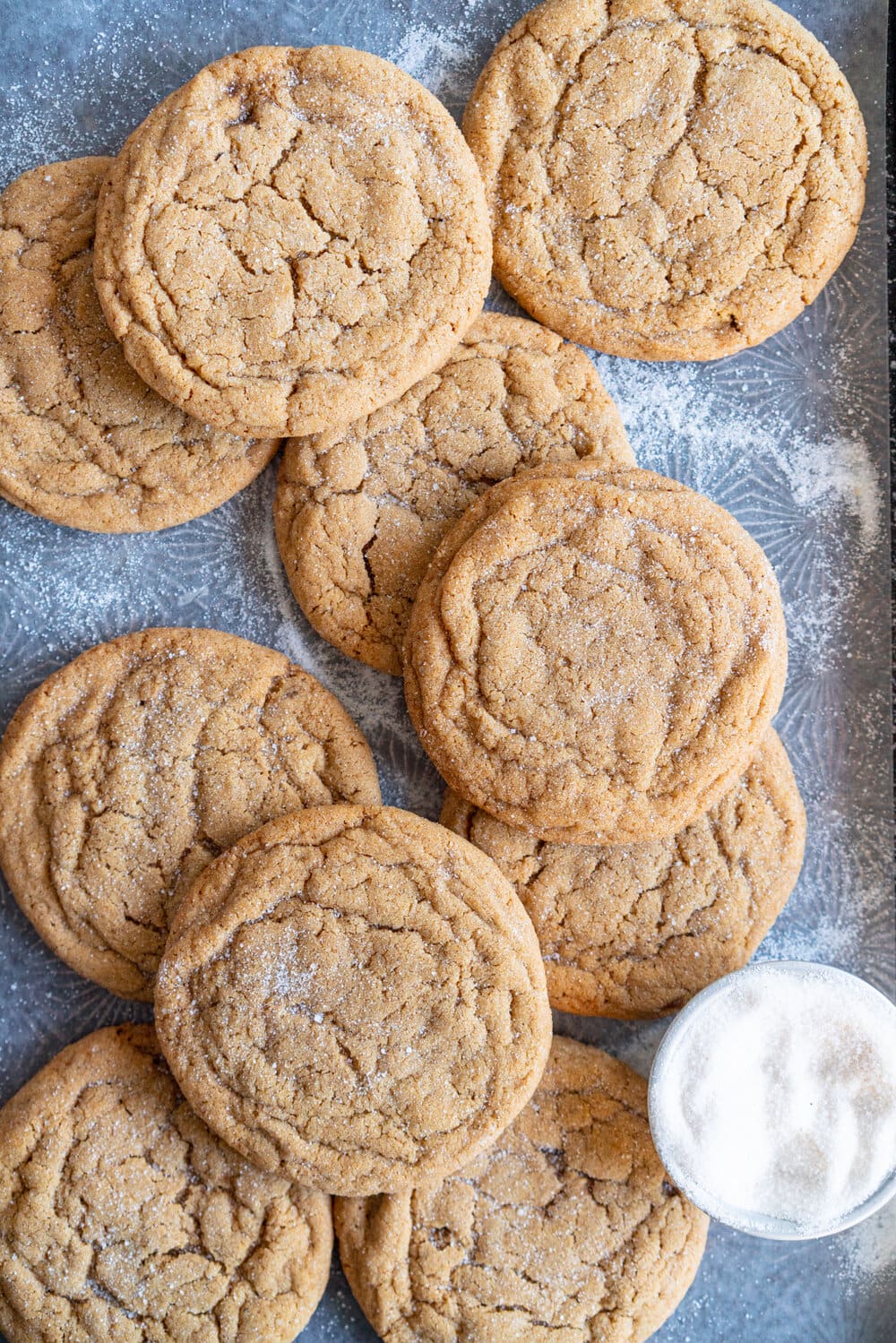 Ginger Molasses Sugar Cookies - soft and chewy ginger molasses sugar cookies, which come together super quickly and are the perfect seasonal cookie. #gingermolassescookie #softgingercookie