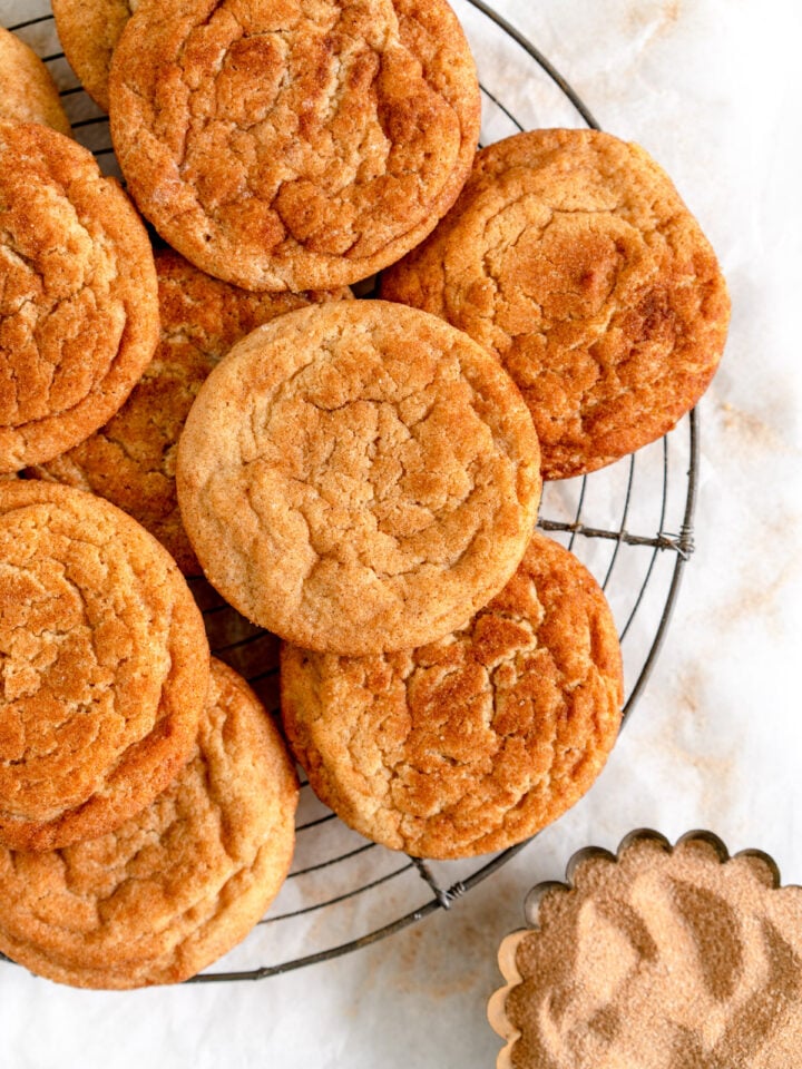 wire rack with snickerdoodles