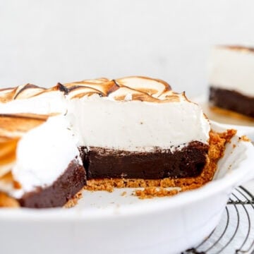 cut open s'mores pie