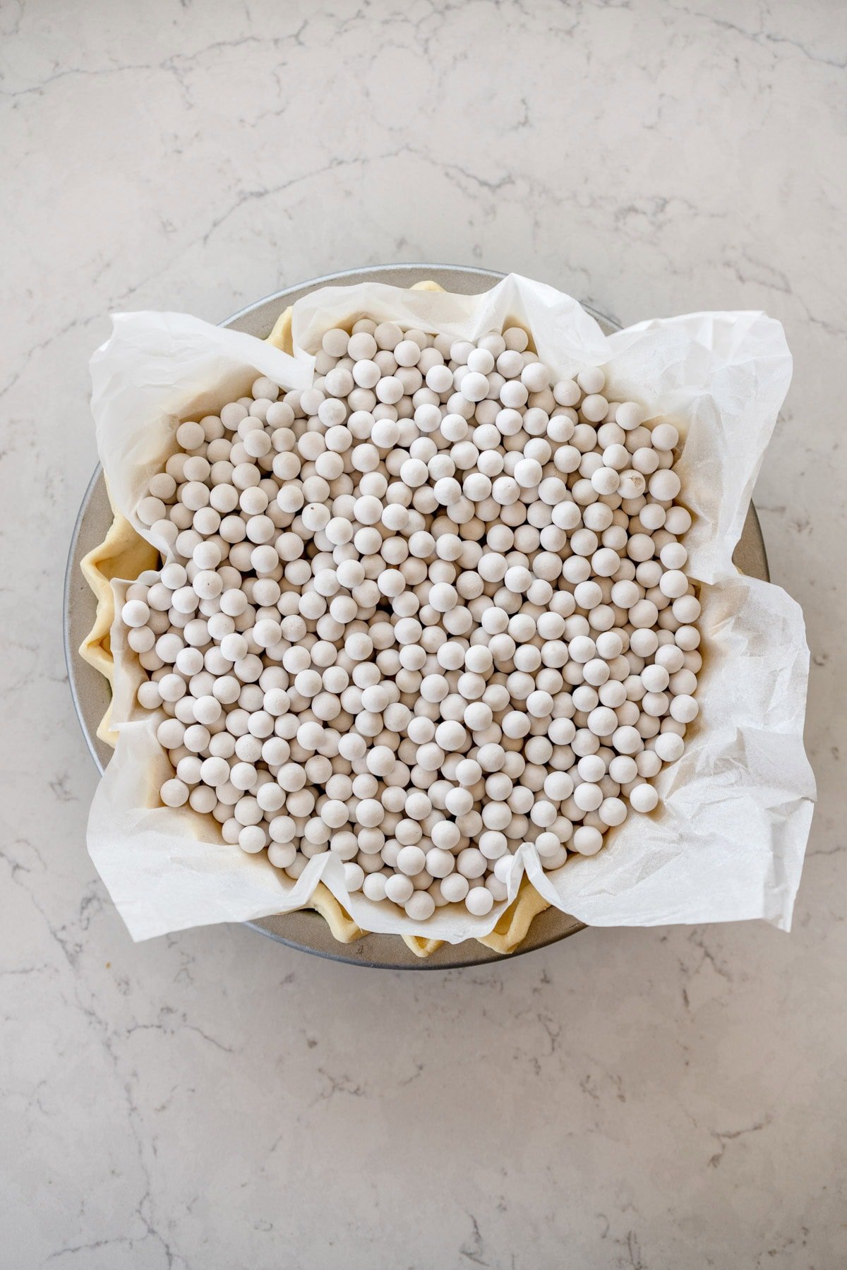 pie crust filled with weights